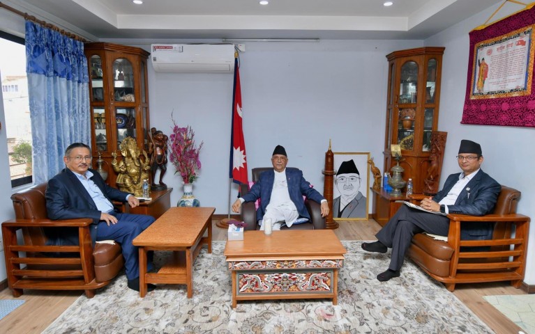 एमाले अध्यक्ष ओलीलाई भेट्न गृहमन्त्री र कानुनमन्त्री बालकोटमा 